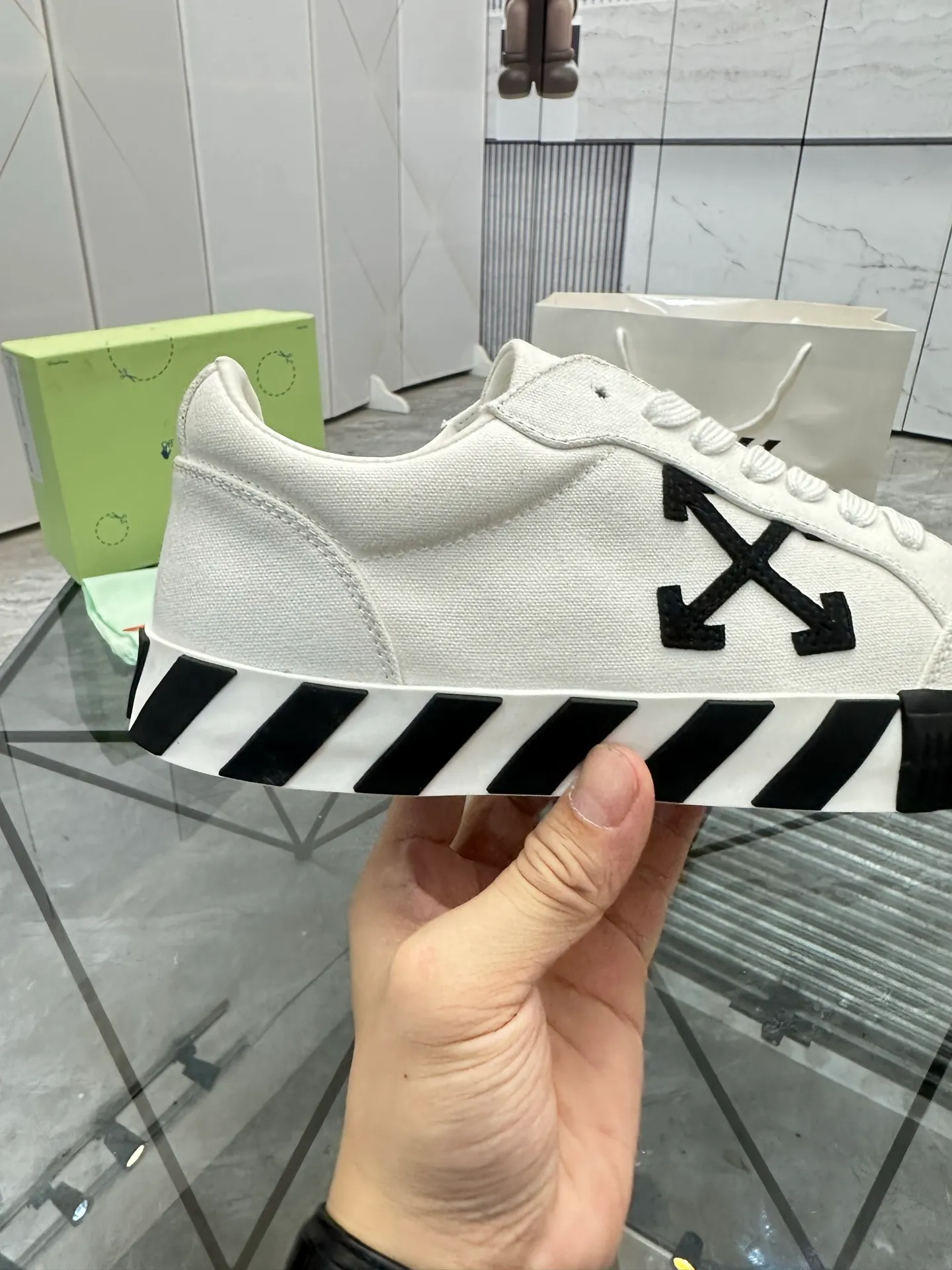 Selling men's shoes 💰: 💰P440¥ Product trademark: OFF WHITE *"OFF WHITE*" low-top casual shoes Regular size: 35-45 (can be customized to 46) Couple style Product materials: Original fabric from the upper counter, breathable lining, original outsole. No.: H203